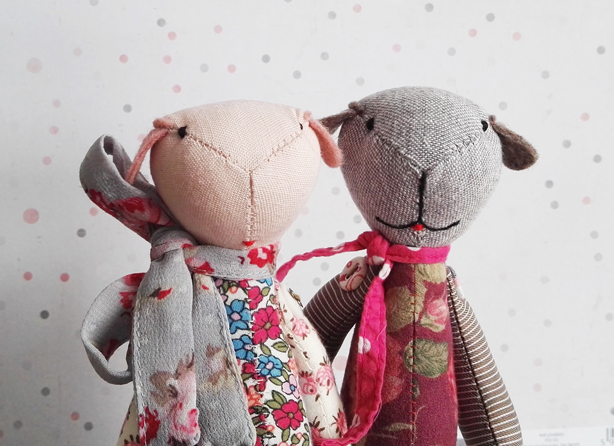 Zdjęcie promocyjne pracowni. Na zdjęciu dwa misie - pacynki.