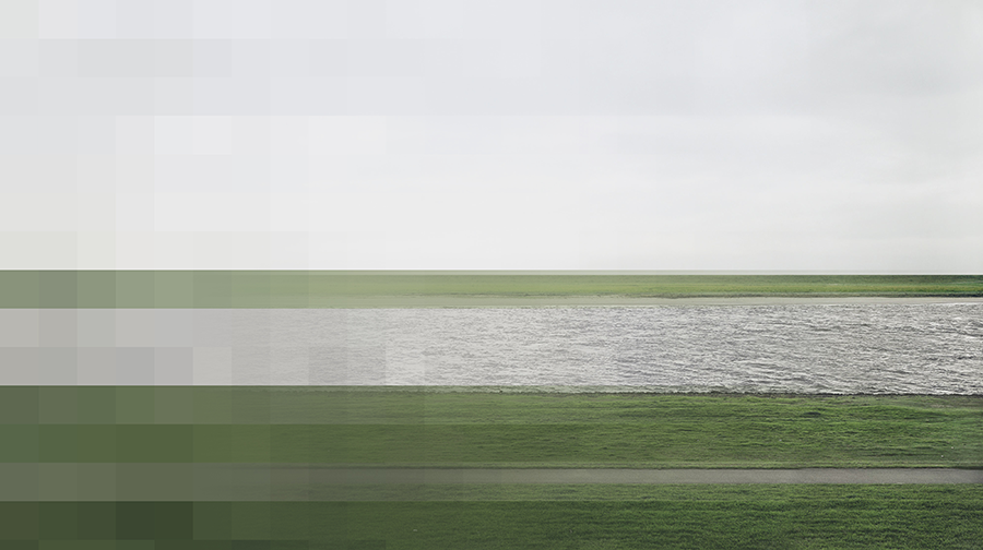 Na plakacie krajobraz, który sprawia wrażenie poprzecznych pasów. Od góry pas nieba, pas zielonej trawy, pas rzeki oraz ponownie pas zielonej trawy.