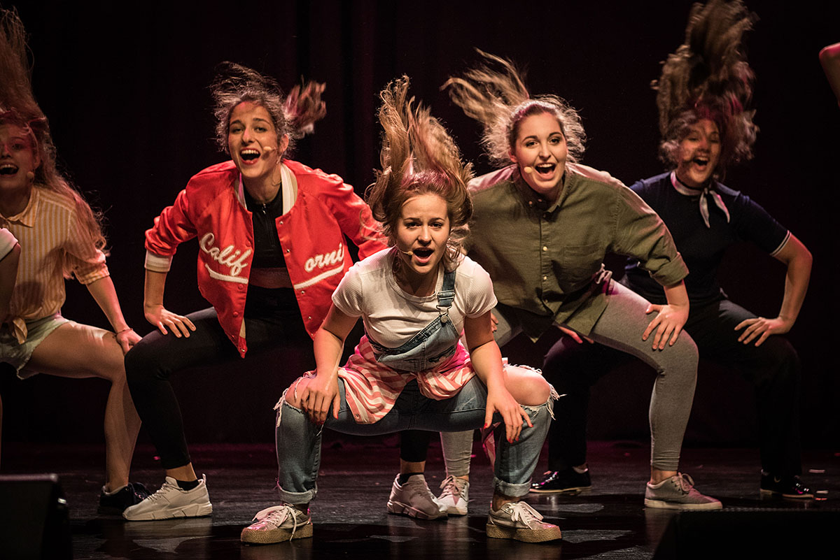 Zdjęcie promocyjne pracowni. Fot. Marta Ankiersztajn Spektakl "Hejt Made" / Na zdjęciu widoczna jest grupa dziewcząt na scenie w ruchu.