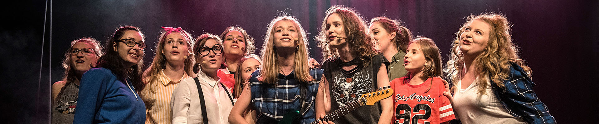 Zbliżenie na aktorki musicalu w chwili wykonywania jednej z piosenek