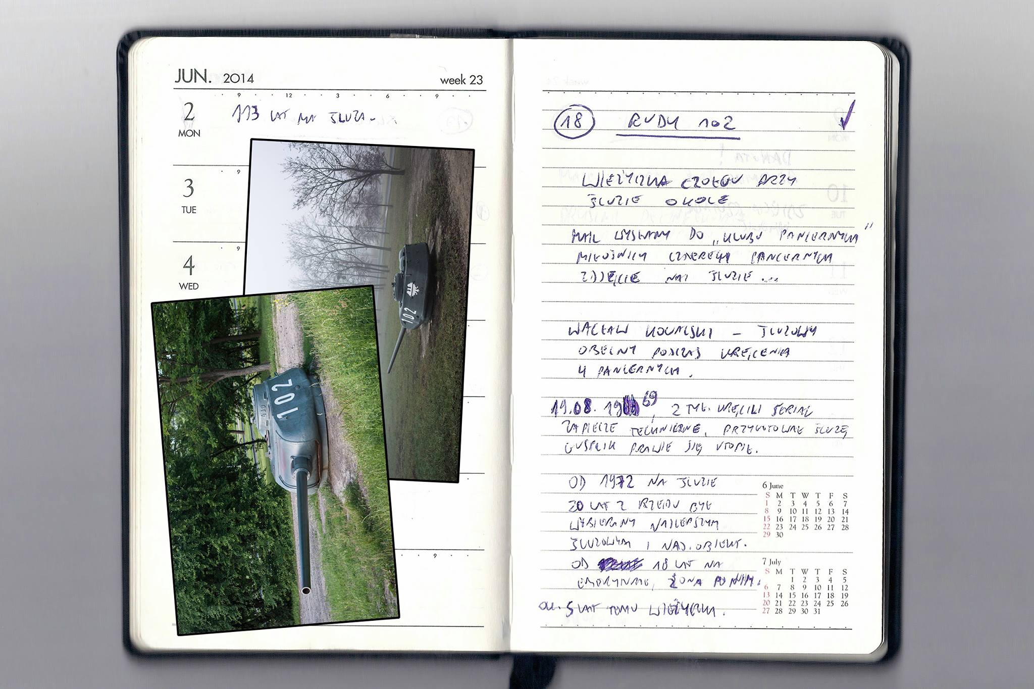 Zdjęcie promocyjne pracowni.  Na zdjęciu otwarty notatnik z zapisanymi kartkami, między stronami znajdują się dwa zdjęcia, na obydwu widoczna sama wieża czołgu "Rudy 102"