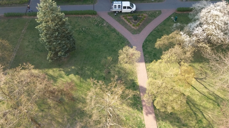 Seria zdjęć przedstawia ten sam plener widziany z ptasiej perspektywy (od góry) w następujących po sobie dniach. Z każdym zdjęciem widać zmianę barw w kierunku ciepłej zieleni i ciepłej żółci, zwiastującej nową porę roku - wiosnę.