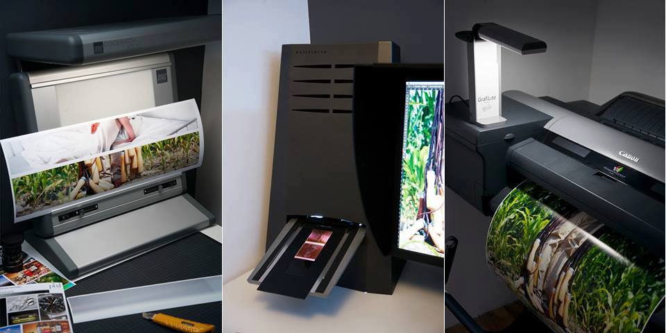 Na zdjęciu wydrukowane fotografie oraz urządzenia do ich drukowania.