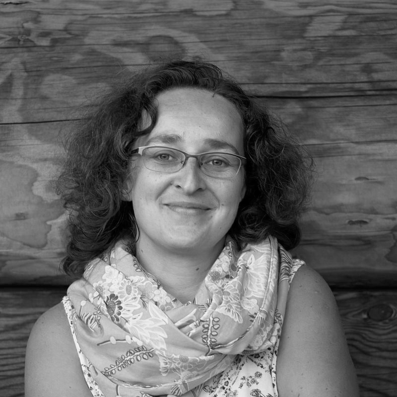 Joanna Kinowska na czarno-białym zdjęciu portretowym.