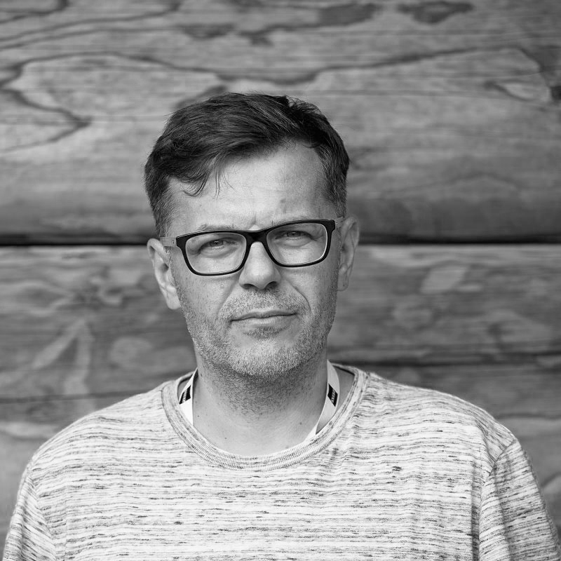 Tomek Kubaczyk na czarno-białym zdjęciu portretowym.