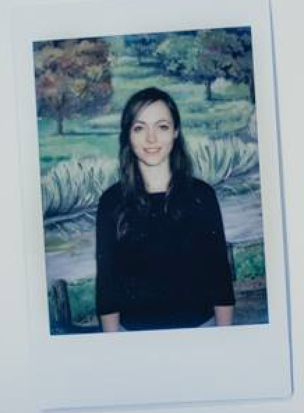 Zdjęcie instruktorki zajęć fotograficznych dla dzieci. Zdjęcie fotografii wykonanej polaroidem, na zdjęciu instruktorka Marta Rybicka