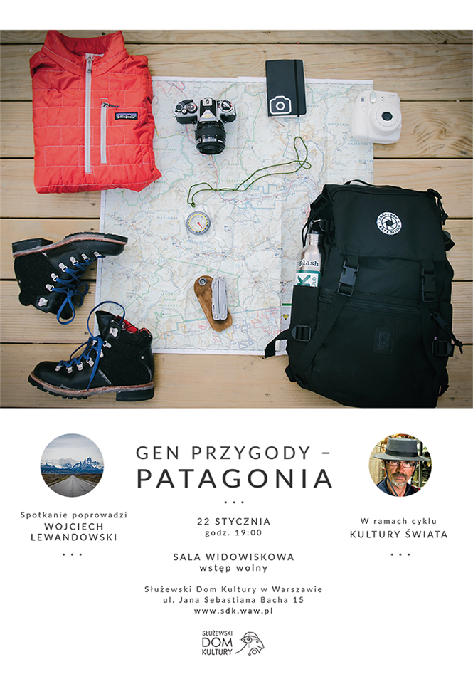 Plakat reklamowy wydarzenia. Plakat zapowiadający wydarzenie - na plakacie zestaw podróżniczy w postaci obuwia, koszulki, plecaka, aparatu, kurtki oraz koszulki. Wszystkie przedmioty leżą na deskach.