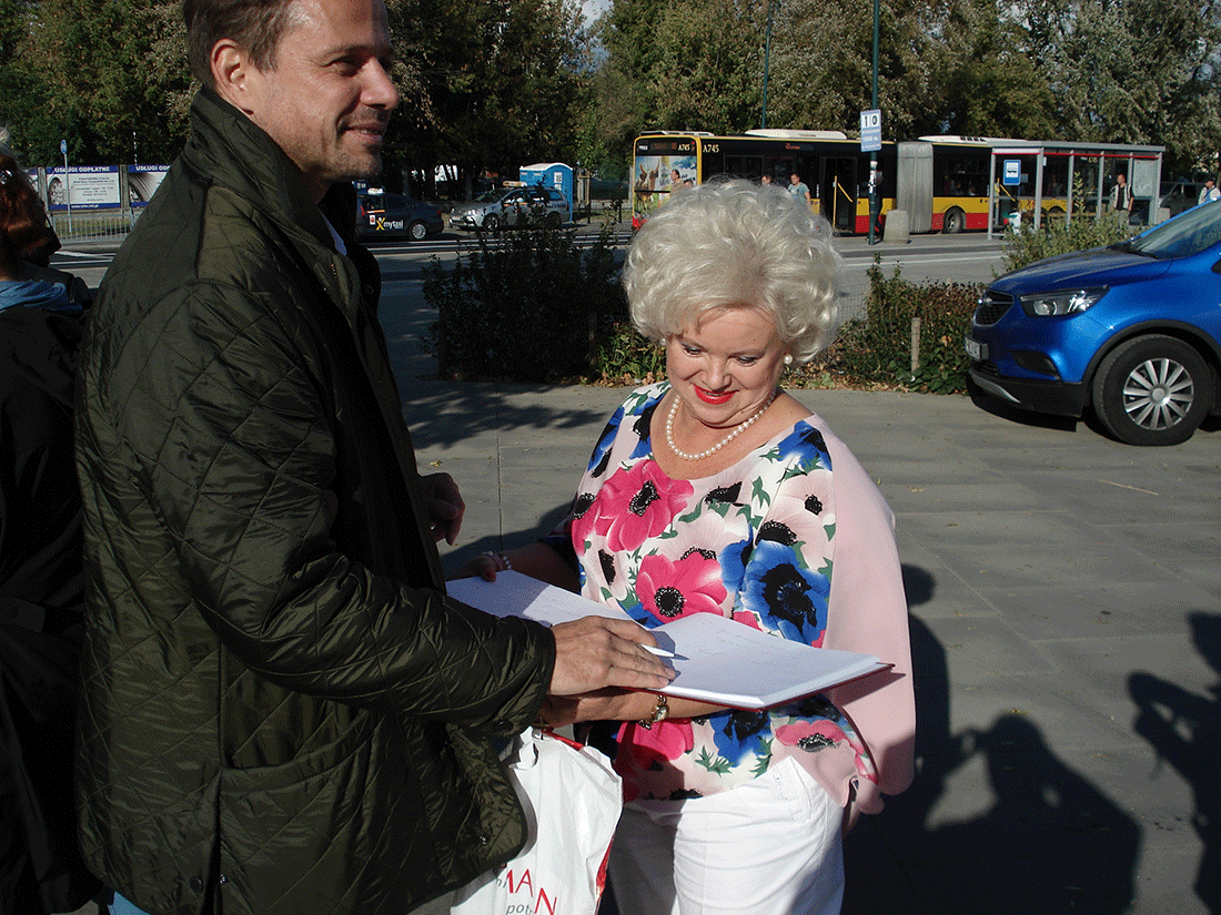 Zdjęcie promocyjne zespołu Jedna z wokalistek Służewianek odbiera gratulacje od prezydenta Warszawy p. Trzaskowkiego