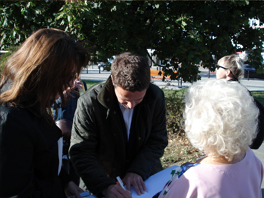 Zdjęcie promocyjne zespołu Jedna z wokalistek Służewianek odbiera gratulacje od prezydenta Warszawy p. Trzaskowkiego
