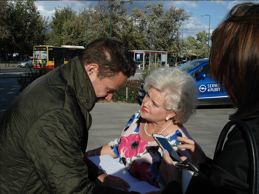 Zdjęcie promocyjne zespołu Jedna z wokalistek Służewianek odbiera gratulacje od prezydenta Warszawy p. Trzaskowkiego