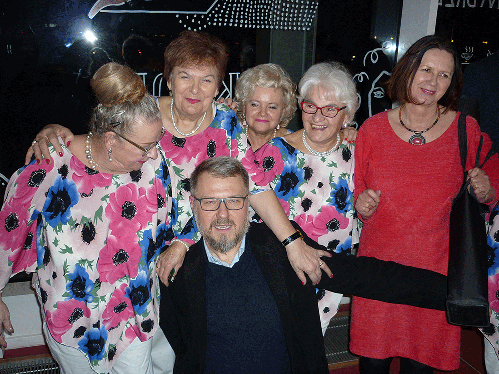 Zdjęcie promocyjne zespołu. Na zdjęciu wokalistki Służewianek wraz z Dyrektorką SDK oraz Burmistrzem Mokotowa