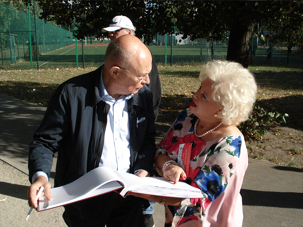 Zdjęcie promocyjne zespołu Jedna z wokalistek Służewianek odbiera gratulacje od byłego marszałka, p. Marka Borowskiego.
