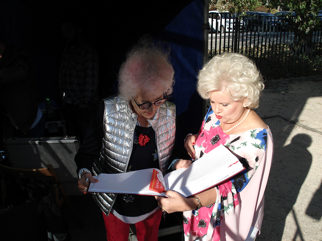 Zdjęcie promocyjne zespołu Jedna z wokalistek Służewianek odbiera gratulacje od DJ Viki