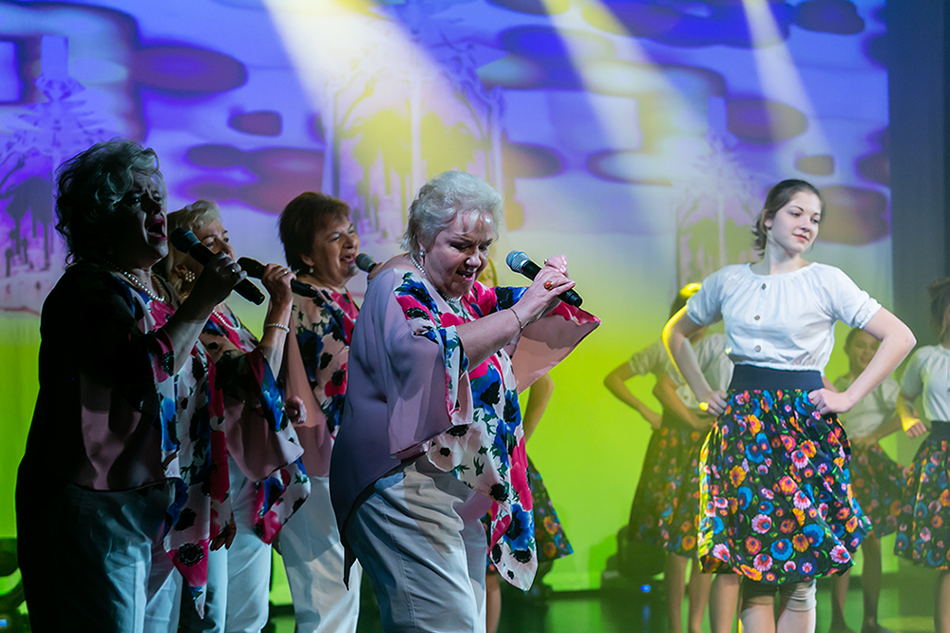 Zdjęcie promocyjne zespołu. fot. Weronika Pawłowska Ciągło Służewianki w trakcie koncertu. Pokazy w trakcie Art Mokotów 2019. Na scenie oprócz wokalistek kilka tancerek ubranych w ludowe stroje.