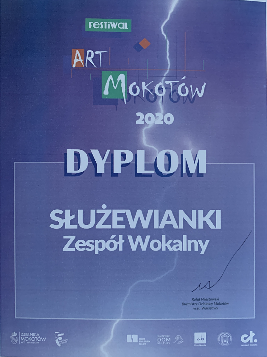 Dyplom zespołu Służewianki. Na niebieskim tle napisy: Festiwal Art Mokotów 2020. Dyplom Służewianki zespół wokalny. Pod spodem podpis Burmistrza p. Rafała Miastkowskiego. 