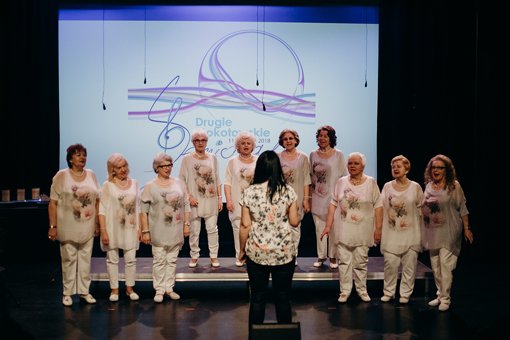 Zdjęcie promocyjne zespołu.  Służewianki podczas występu na II Mokotowskich Senioraliach