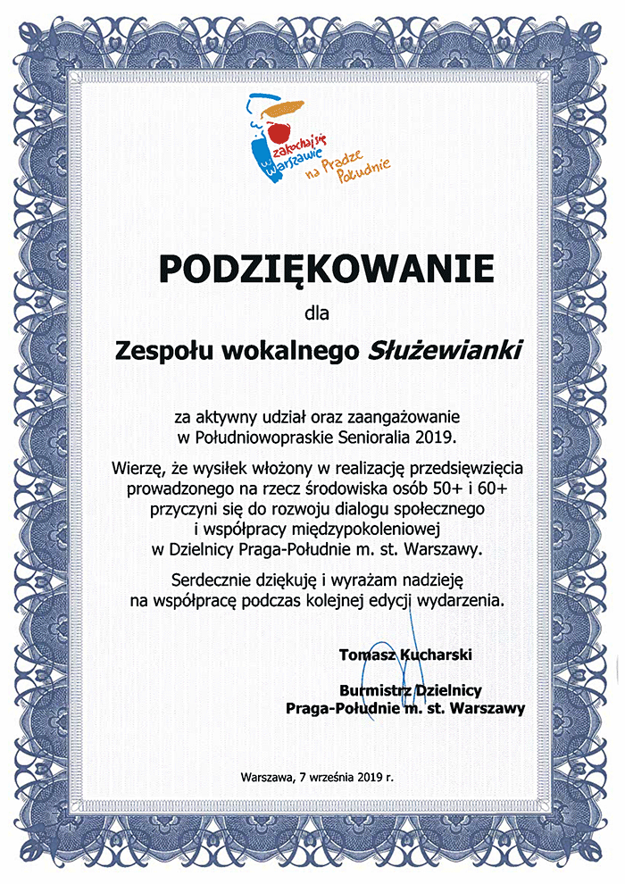 Podziękowanie dla zespołu Na podziękowaniu dla zespołu znajduje się logo "zakochaj się w Warszawie", czyli kolorowa syrenka z dopiskiem 'zakochaj sie w Warszawie". Oprócz tego tekst podziękowań dla zespołu za aktywny udział o zaangażowanie w Południowopraskie Senioralia 2019. Podpisane przez Tomasza Kucharskiego, Burmistrza Dzielnicy Praga-Południe m. st Warszawy.