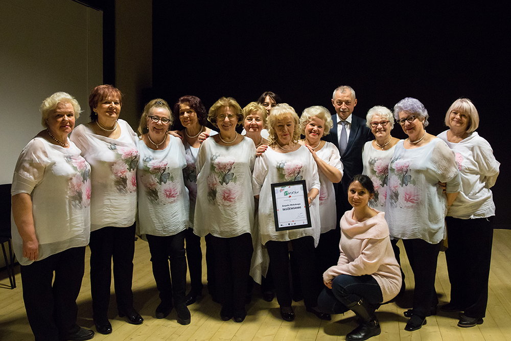 Zdjęcie promocyjne zespołu. Służewianki po koncercie Art Mokotór wraz z pierwszą instruktorką.