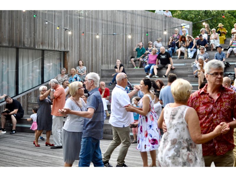 Pary tańczące w amfiteatrze SDK