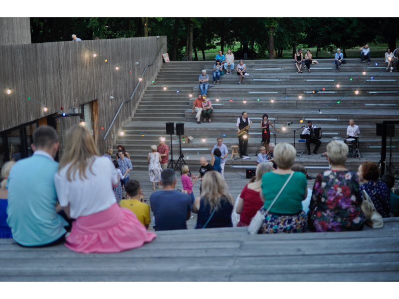 Widownia słucha koncertu. W tle amfiteatr SDK i zespół Pompa DUr