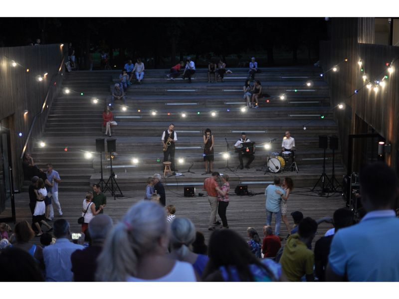 Koncert Justyny Jary i zespołu Pompa Dur. W tle amfiteatr SDK i Park wieczorową porą