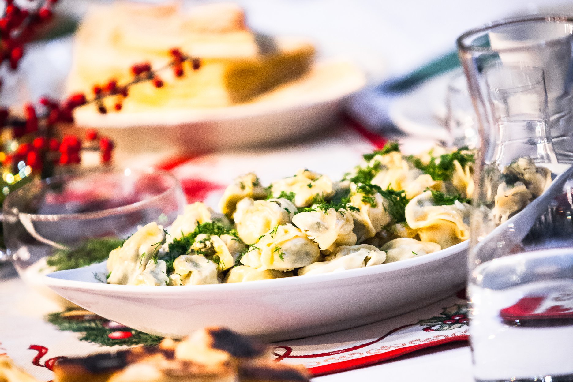 Zbliżenie na świąteczną potrawę przygotowaną przez jednego z gości wigilii wielokulturowej.