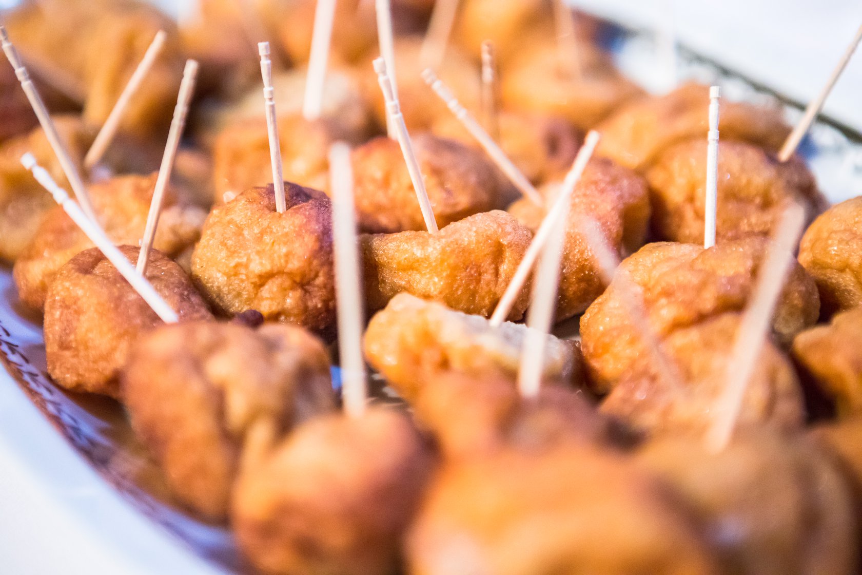 Zbliżenie na świąteczną potrawę przygotowaną przez jednego z gości wigilii wielokulturowej.