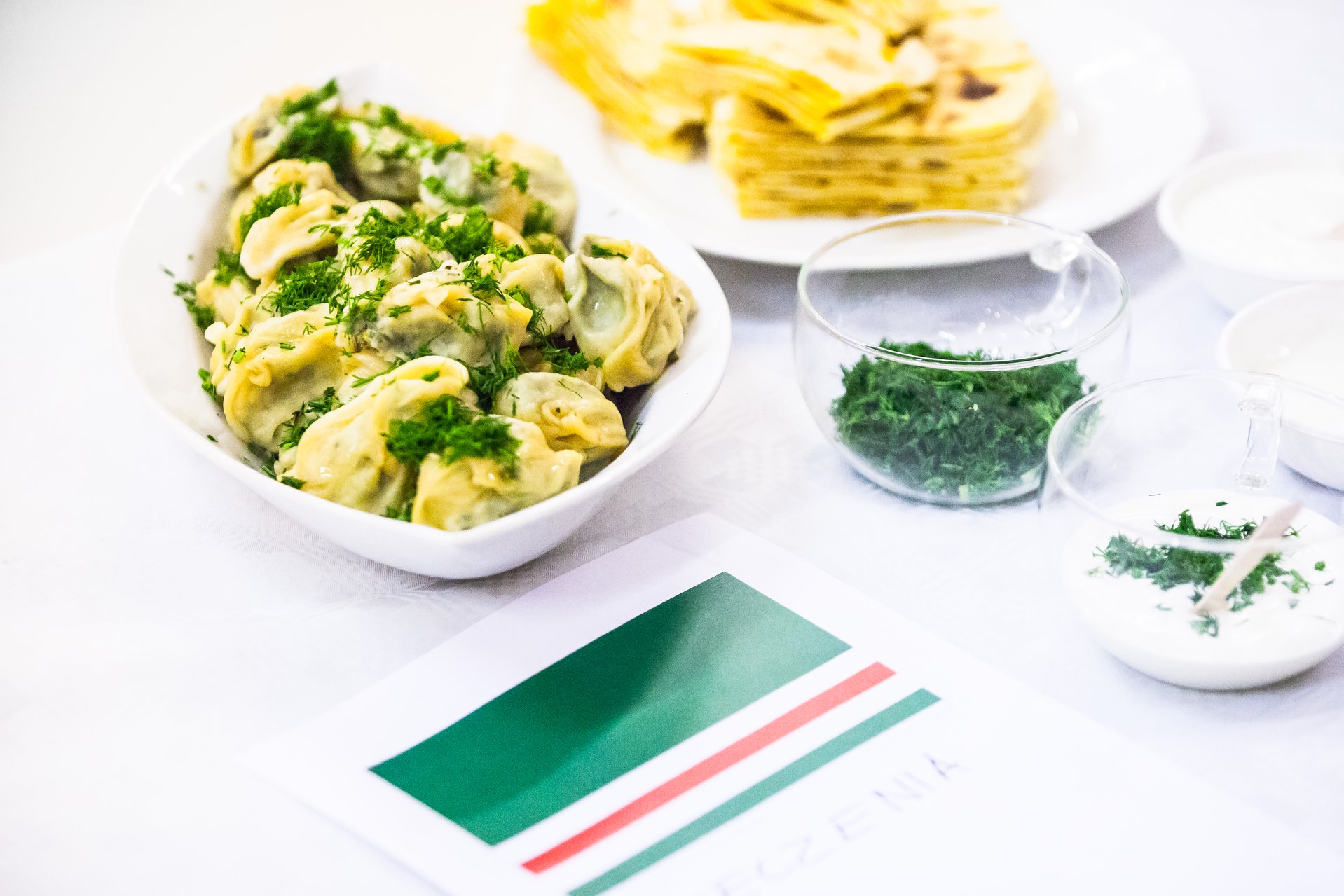 Zbliżenie na świąteczną potrawę przygotowaną przez jednego z gości wigilii wielokulturowej.