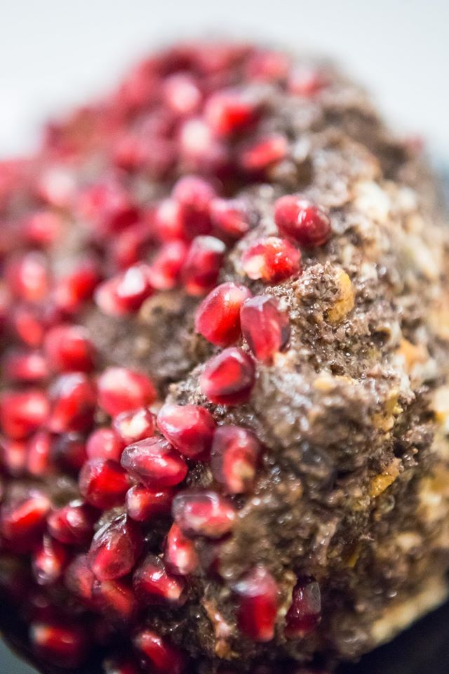 Zbliżenie na świąteczną potrawę przygotowaną przez jednego z gości wigilii wielokulturowej.