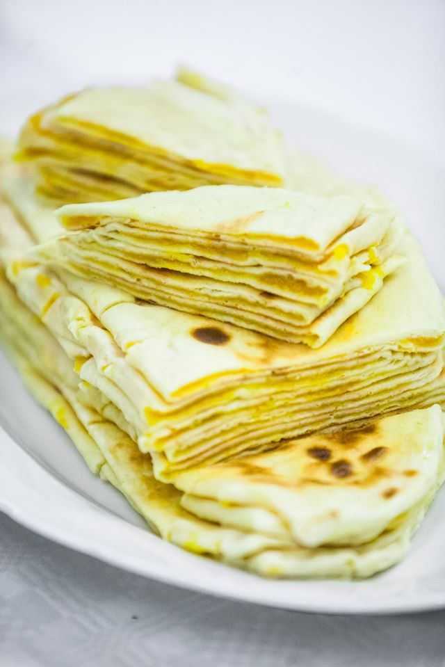 Zbliżenie na świąteczną potrawę przygotowaną przez jednego z gości wigilii wielokulturowej.