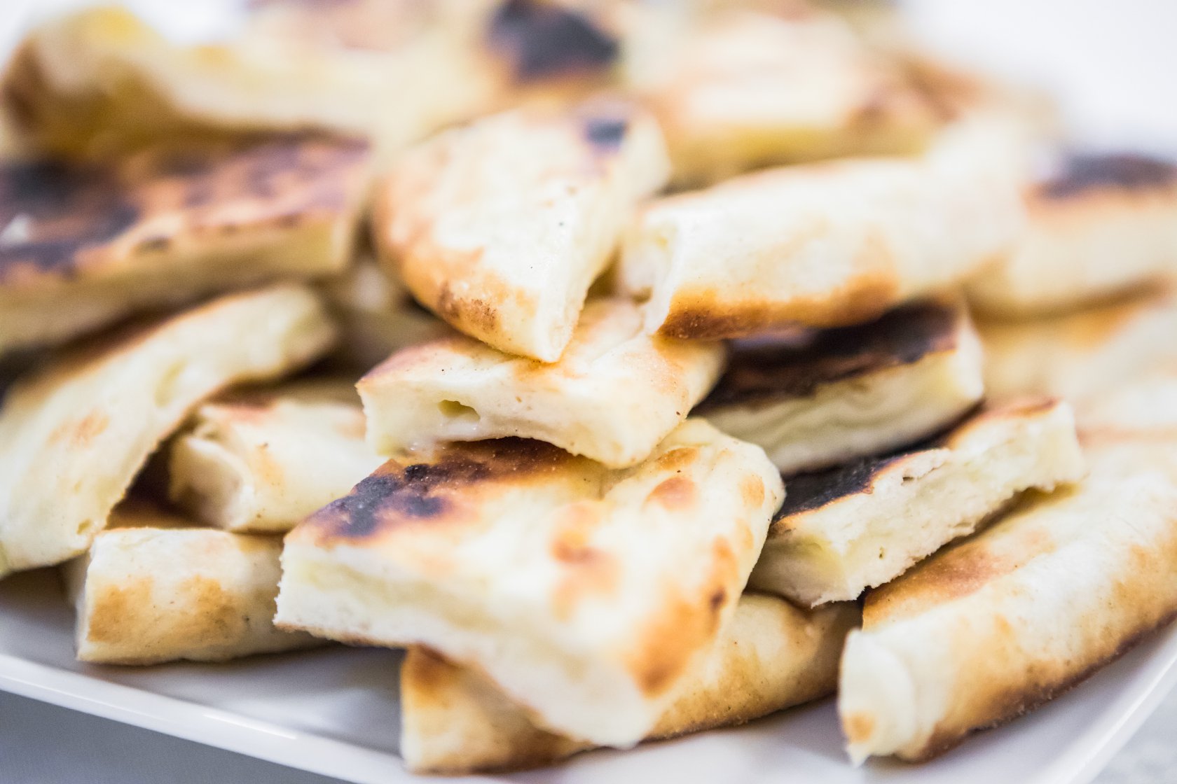 Zbliżenie na świąteczną potrawę przygotowaną przez jednego z gości wigilii wielokulturowej.