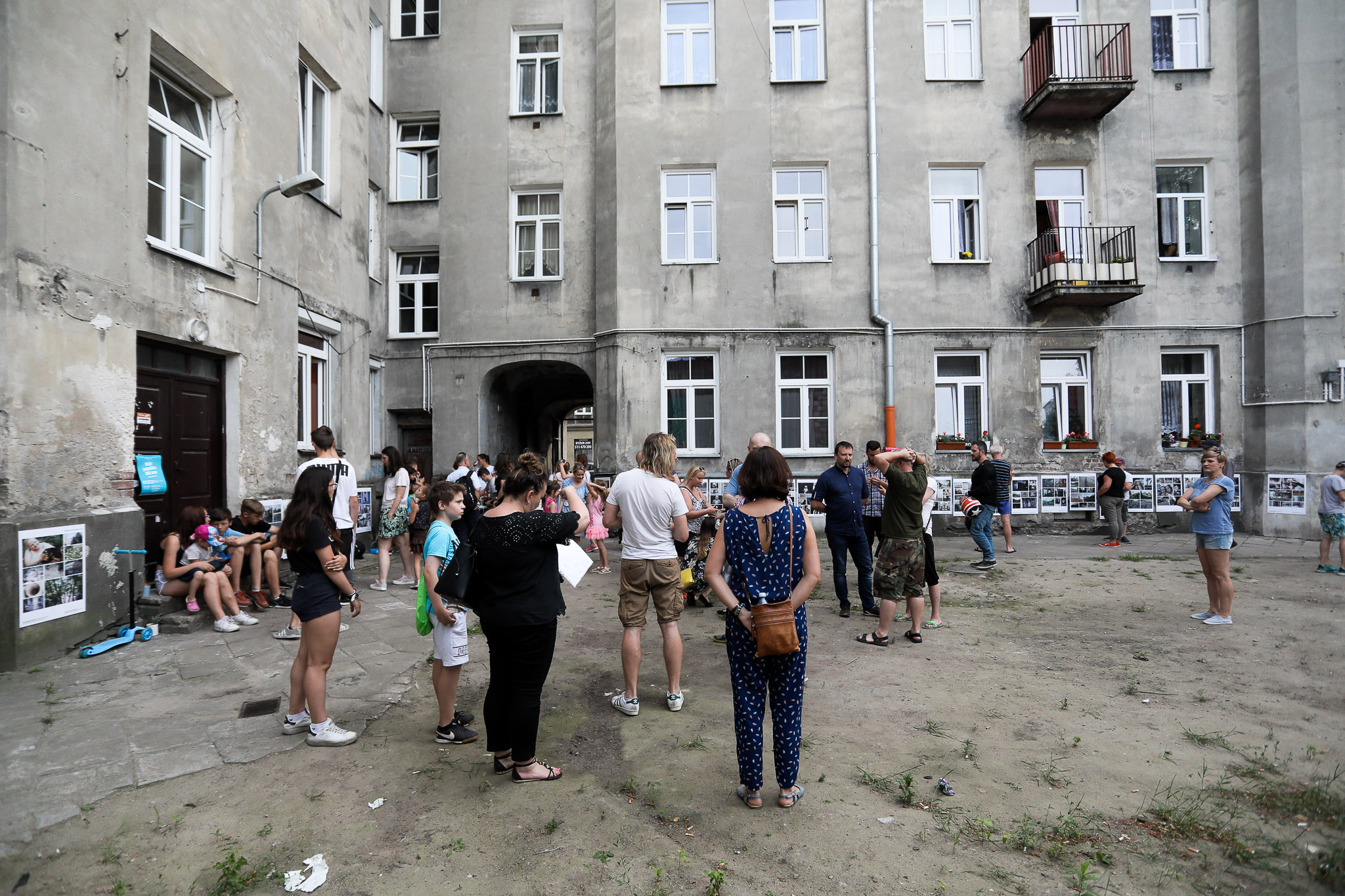 Wernisaż wystawy "Moje podwórko. Mój dom - Praga oczami dzieci" - na zdjęciu goście zaproszeni na wernisaż