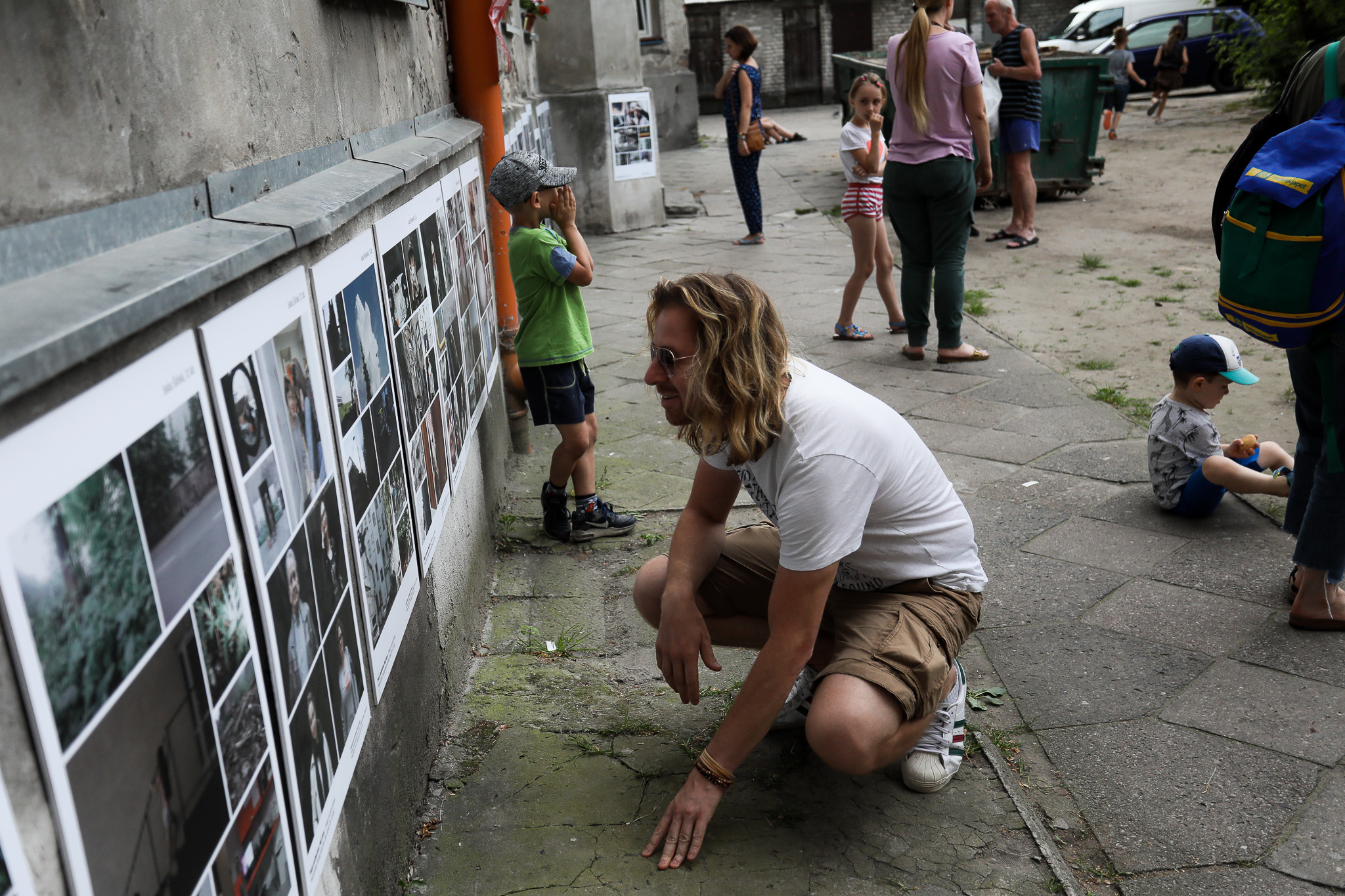 Wernisaż wystawy "Moje podwórko. Mój dom - Praga oczami dzieci" - na zdjęciu znany fotograf Wiktor Franko