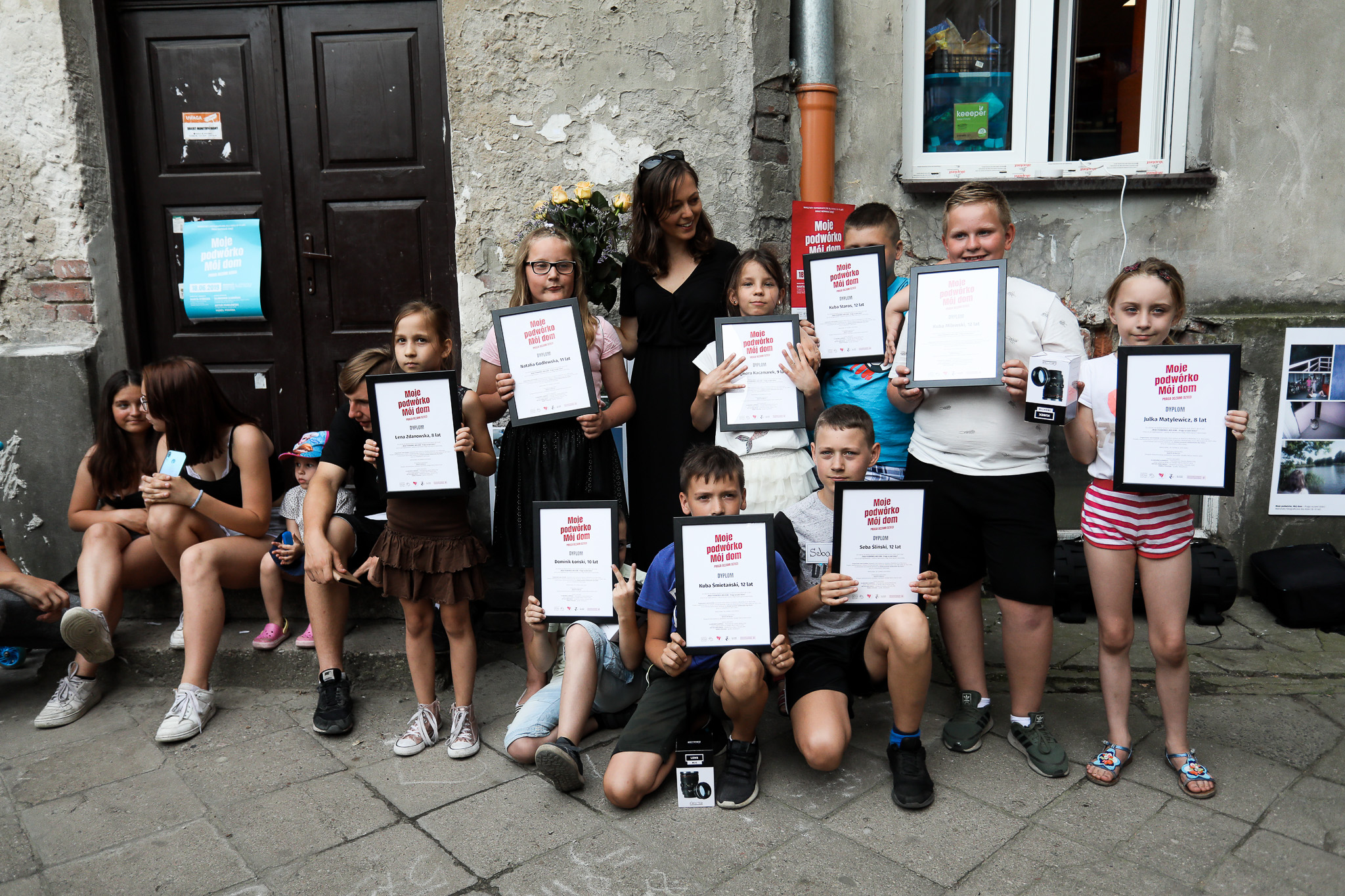 Wernisaż wystawy "Moje podwórko. Mój dom - Praga oczami dzieci" - na zdjęciu uczestnicy warsztatów