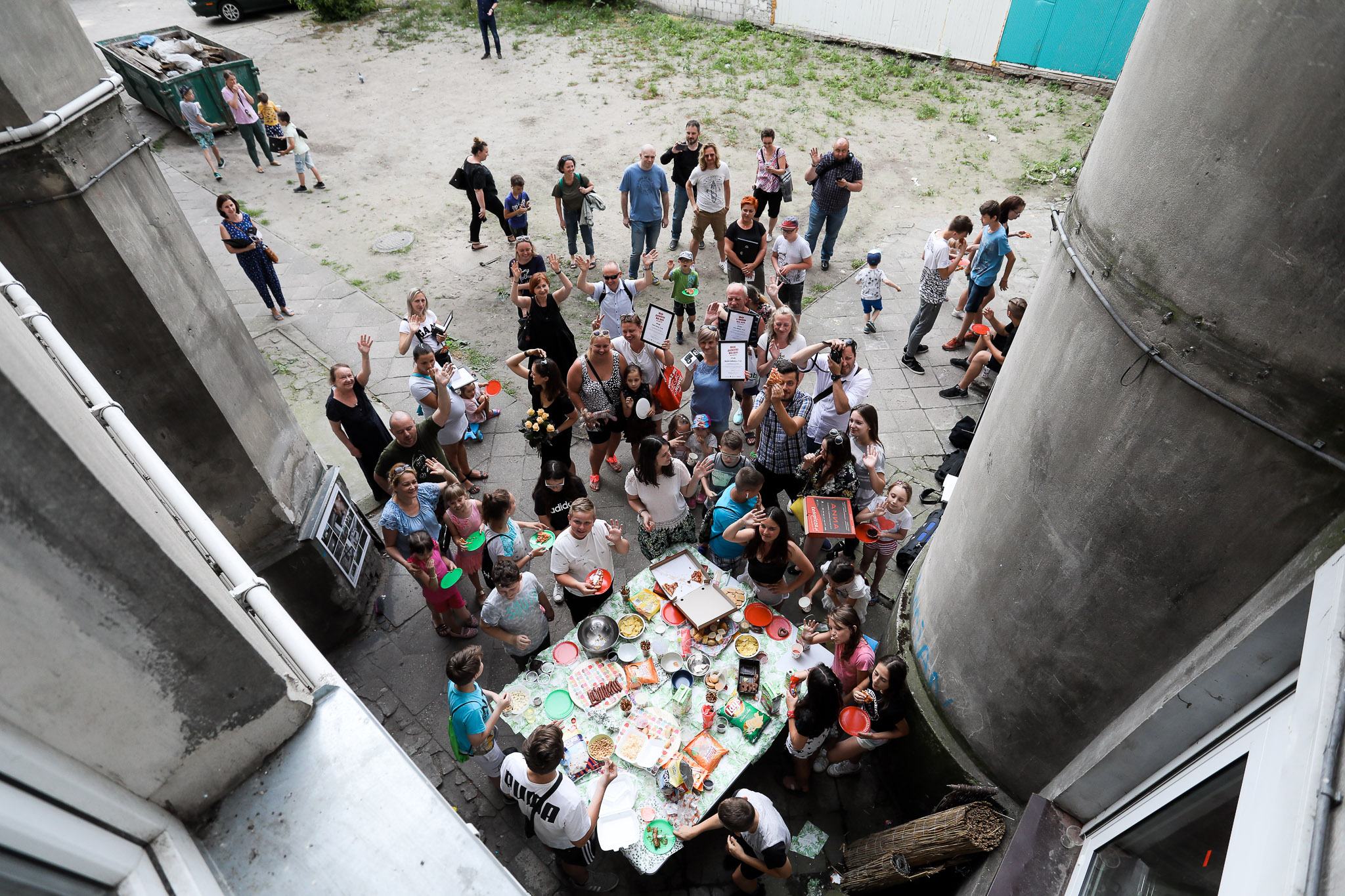 Wernisaż wystawy "Moje podwórko. Mój dom - Praga oczami dzieci" - na zdjęciu goście zaproszeni na wernisaż - dziedziniec Stowarzyszenia Serduszko Dla Dzieci