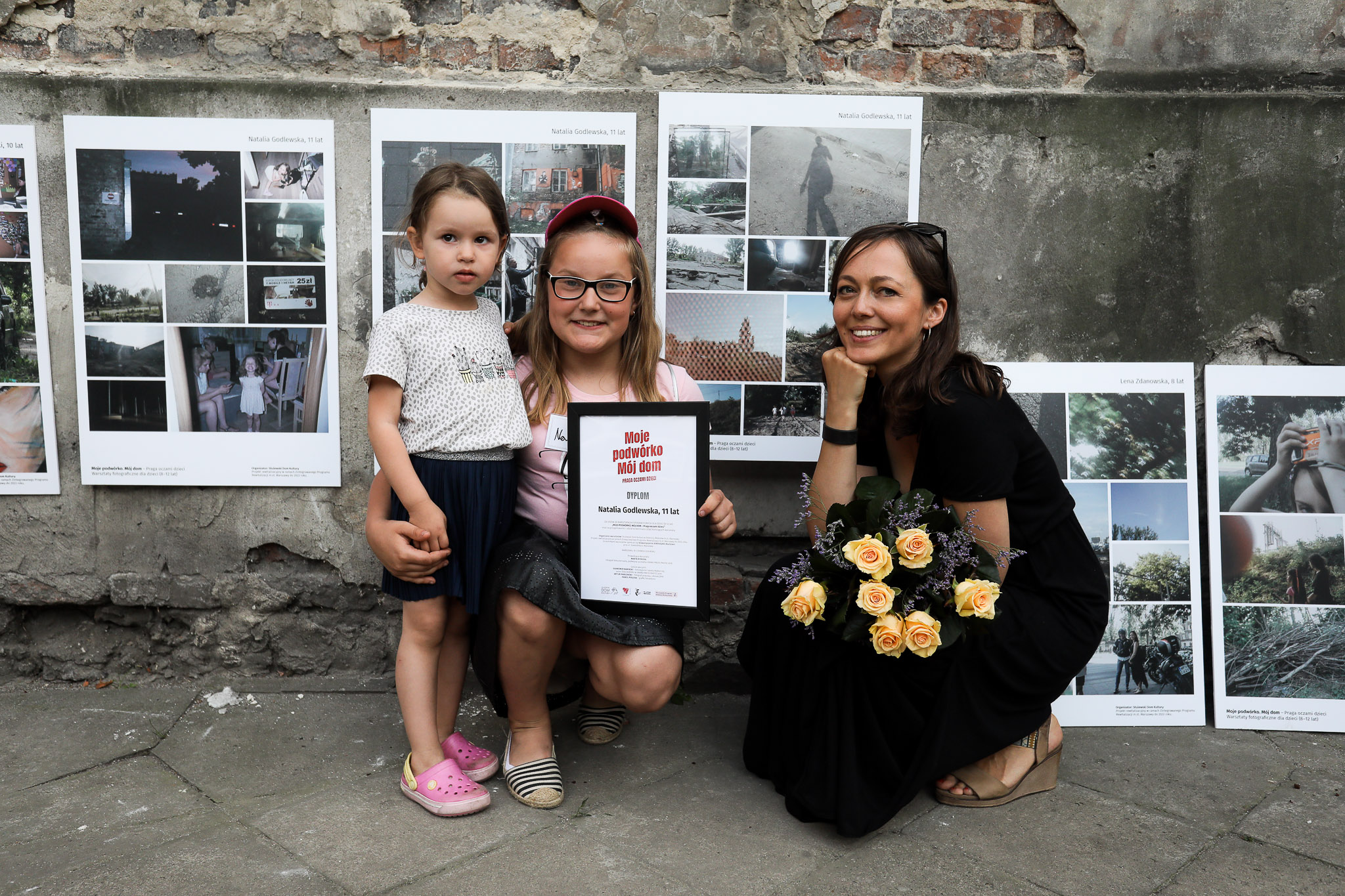 Wernisaż wystawy "Moje podwórko. Mój dom - Praga oczami dzieci" - na zdjęciu Marta Rybicka z uczestniczką warsztatów