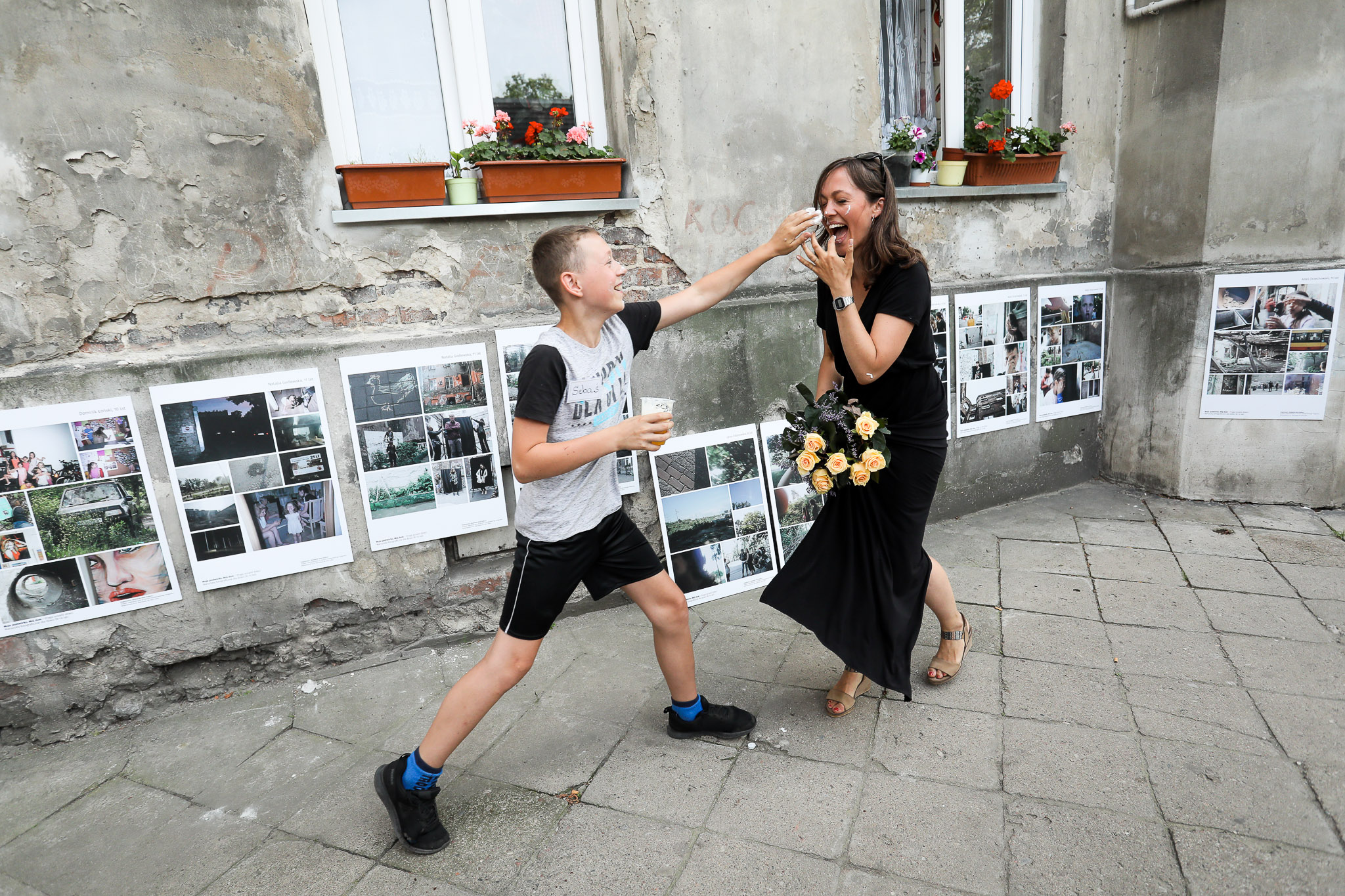 Wernisaż wystawy "Moje podwórko. Mój dom - Praga oczami dzieci" - na zdjęciu Marta Rybicka z uczestnikiem warsztatów