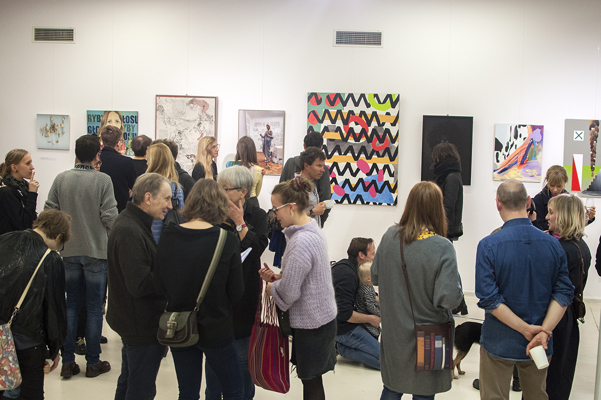 Fotografia z wernisażu wystawy NIeskończoność, kuratorka wystawy Nel Lato