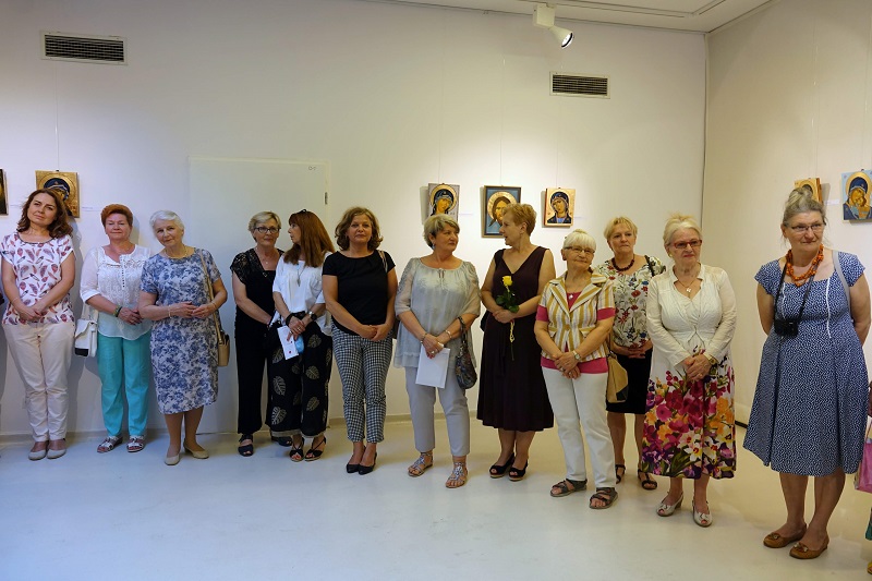 Uczestnicy wernisażu pisania ikon. W tle część wystawionych prac.