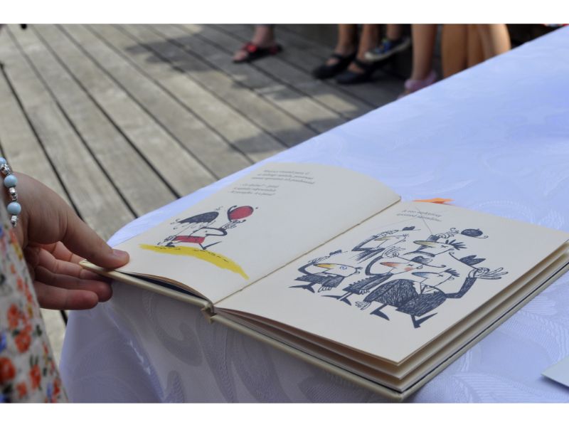 Zbliżenie na książę w czasie konkursu literatury dziecięcej. W tle deski amfiteatru.