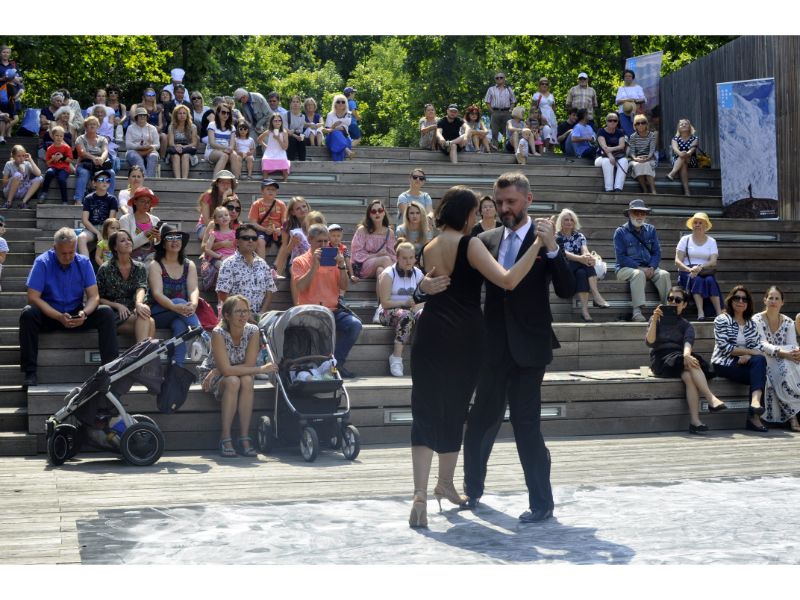 Zdjęcie pary wykonującej pokaz tanga argentyńskiego. W tle publiczność zgromadzona w amfiteatrze SDK