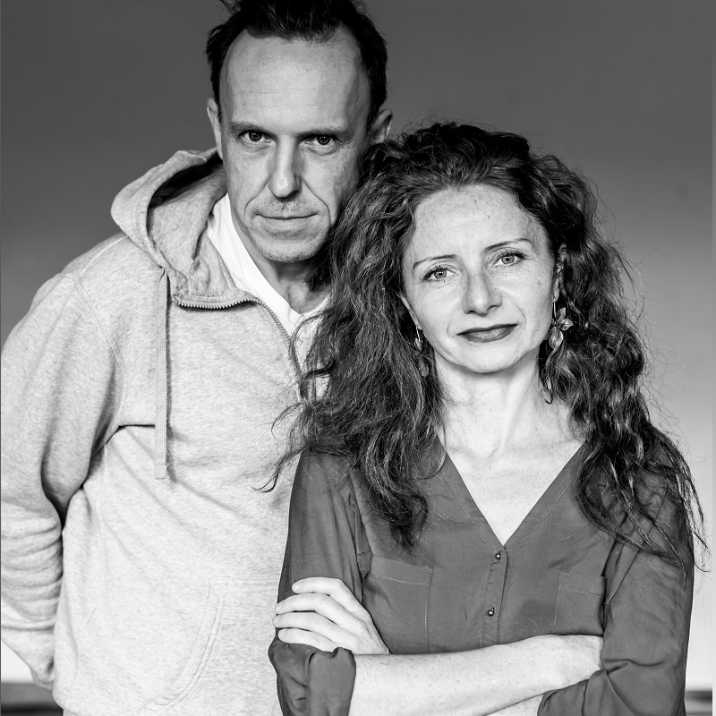 Na zdjęciu para artystów. Mężczyzna oraz kobieta na czarno-białej fotografii. 