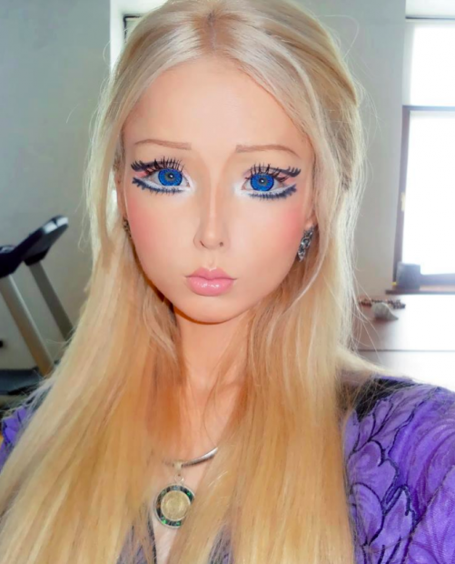 Na zdjęciu modelka wystylizowana na lalkę Barbie.