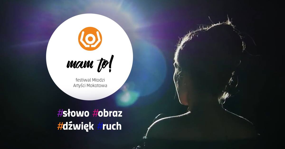 grafika promocyjna Grafika przedstawia młodą artystkę na scenie, obok logo festiwalu Mam To! oraz cztery motywy przewodnie: słowo, obraz, dźwięk, ruch.