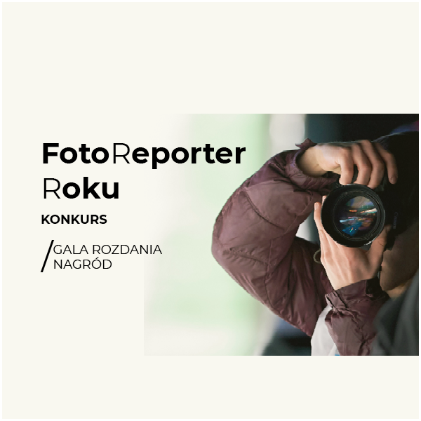 Grafika przedstawia osobę trzymającą aparat fotograficzny w ręku. Postać patrzy w wizjer aparatu, co zasłania jej twarz. Po lewej stronie napis: "Fotoreporter roku. Konkurs. Gala rozdania nagród"