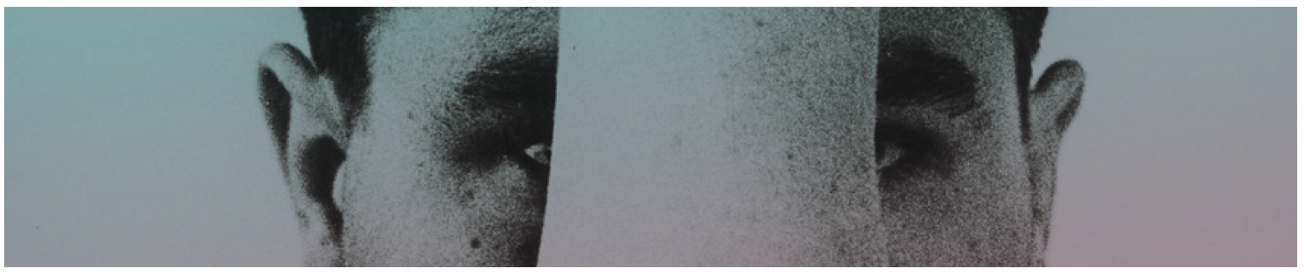 Na turkusowoszarym tle widać zbliżenie na jedną z fotografii Zdzisława Beksińskiego - portret z zasłoniętą twarzą przez zasiśniętą rękę.