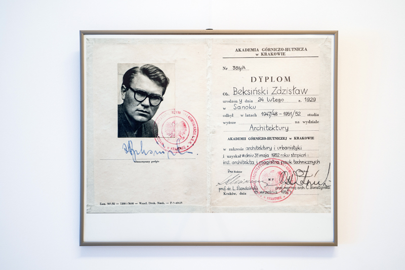 Reprodukcja dyplomu ukończenia studiów architektonicznych Zdzisława Beksińskiego