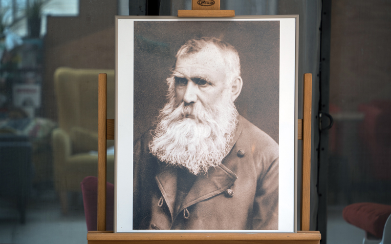 Zdjęcie ukazujące portretową fotografię Mateusza Beksińskiego – pradziadka Artysty.