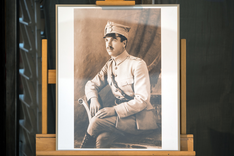 Zdjęcie ukazujące fotografię w sepii Stanisława Beksińskiego – ojca Zdzisława, pozującego do zdjęcia w mundurze.