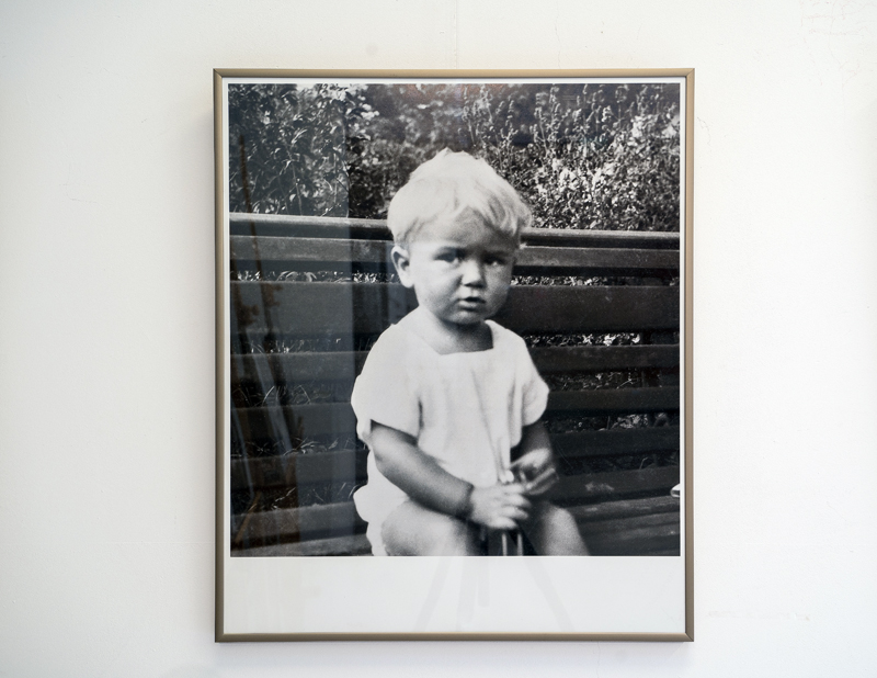 Zdjęcie Zdzisława Beksińskiego we wczesnym wieku dziecięcym, siedzącego na ławce. 